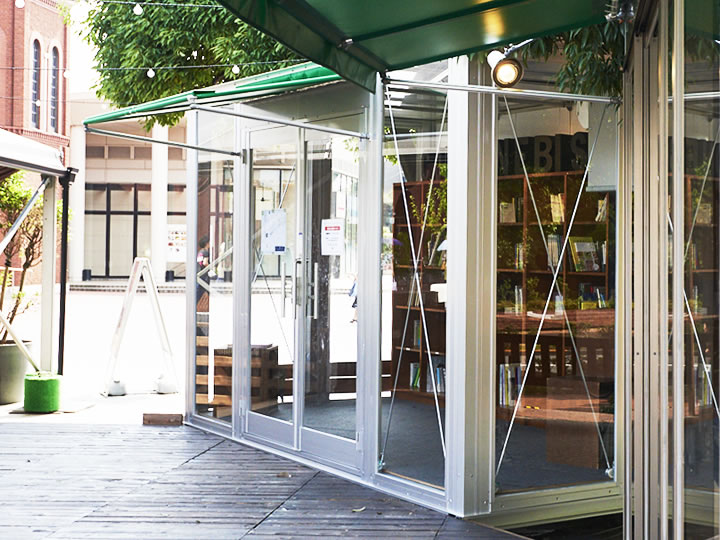 ガラスを多用した図書館